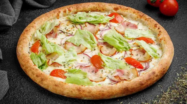 0003-pica-z-bekonom-i-tomatami